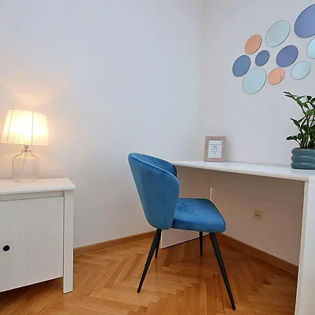 La La Land Apartment Split